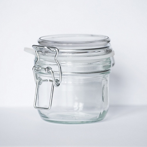 Стеклянная банка с бугельным замком